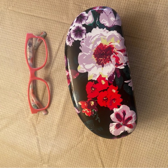 ❌❌SOLD❌❌Betsy Johnson Black Floral Hard Case Eye or Sunglasses - Picture 2 of 12